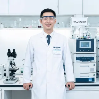 Laboratory instrument specialist